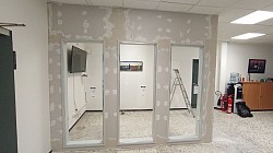 Gipskartonwand mit Fensterelementen