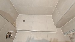 Walk-In-Dusche mit integriertem Podest