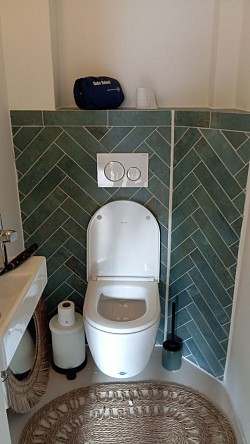 Exklusive WC-Gestaltung mit handverlegtem Fischgrät-Fliesenmuster