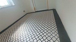 Exklusive Flurgestaltung mit Ornamentfliesen und sauberem Rahmenabschluss