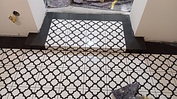 Treppenstufe mit auf Gehrung geschnittenen Fliesen für eine nahtlose 3D-Optik